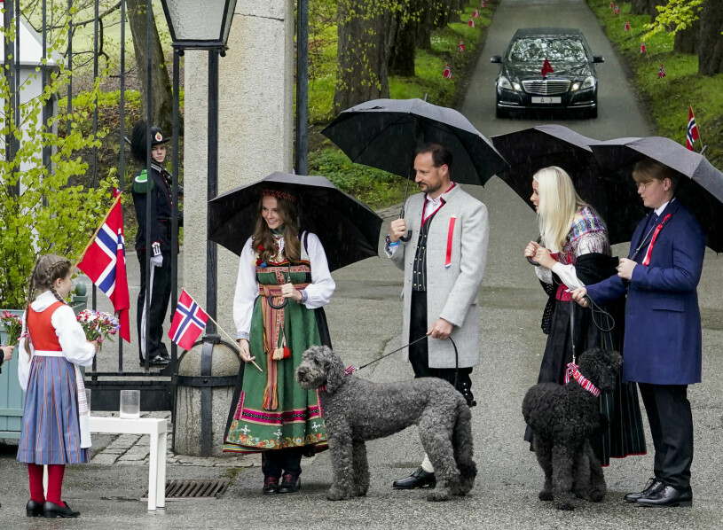 Mette-Marit och hennes familj – inklusive hundarna Muffins och Milly – drog igång firandet redan tidigt på förmiddagen hemma i Asker. Norska kungafamiljen firar nationaldagen 2021