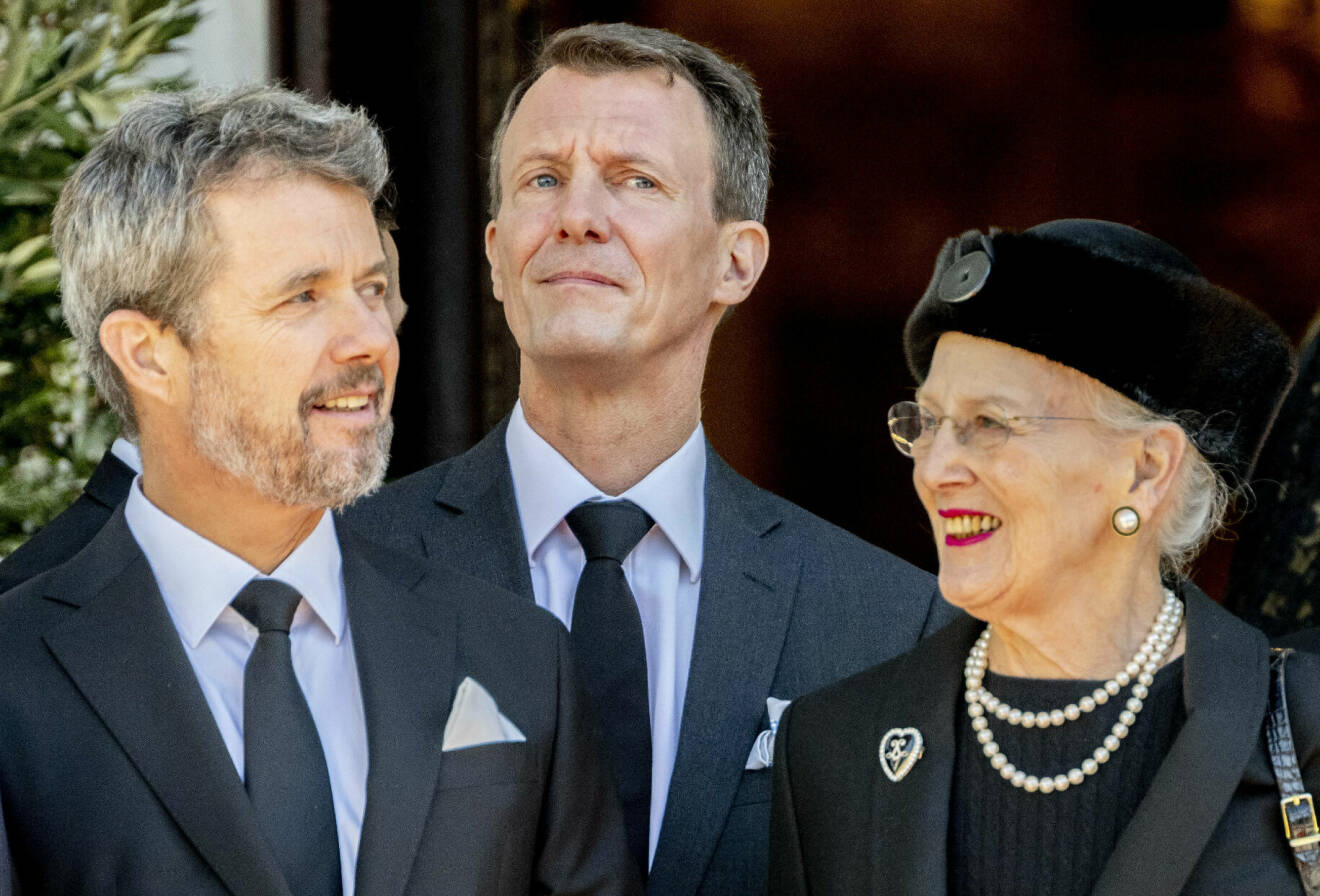 Drottning Margrethe, kronprins Frederik och prins Joachim tillsammans igen på kung Konstantins begravning