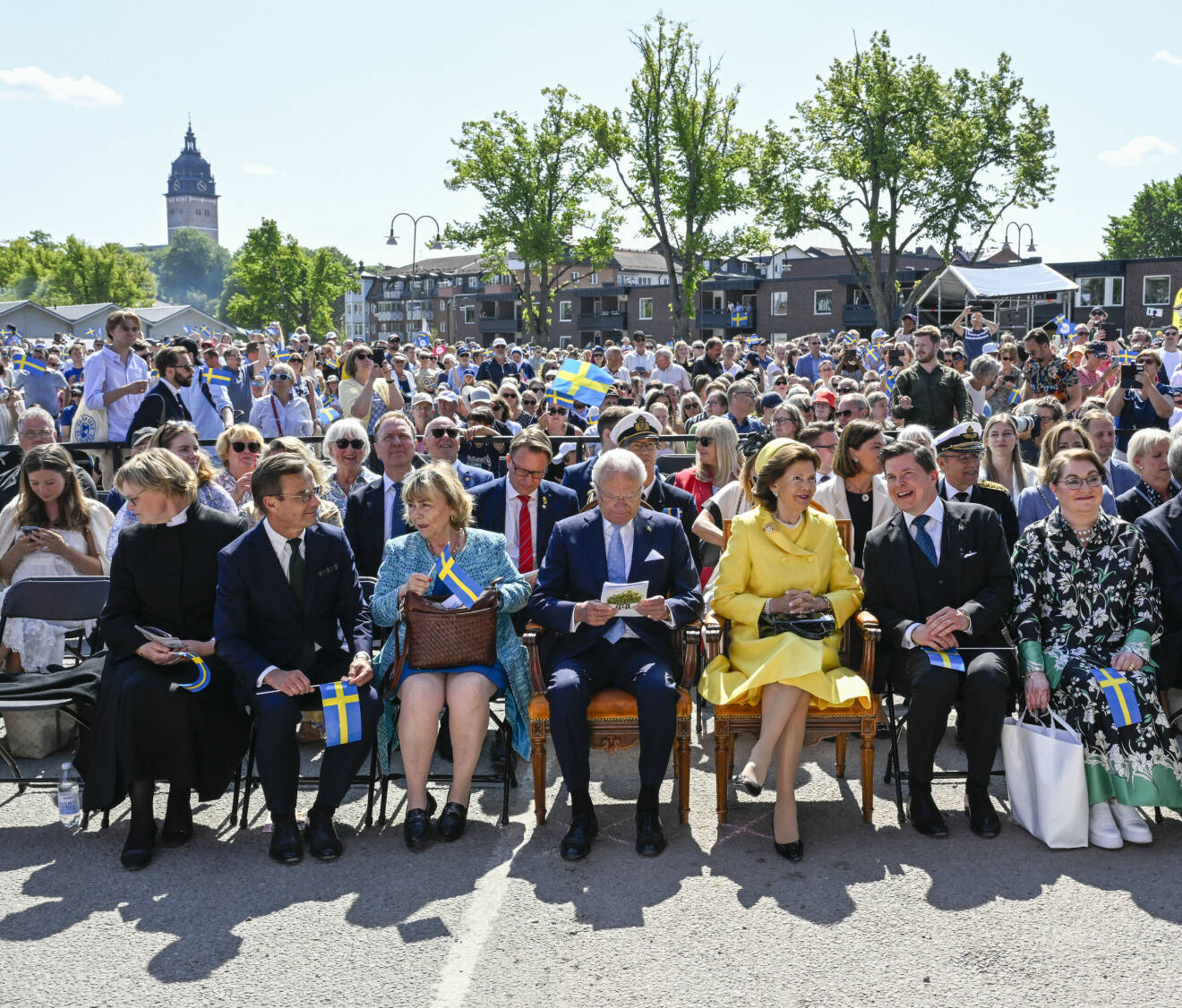 Nationaldagen 2023 i Strängnäs: Kungaparet, statsminister Ulf Kristersson med sin fru Birgitta Ed och talmannen Andreas Norlén med fru Helena