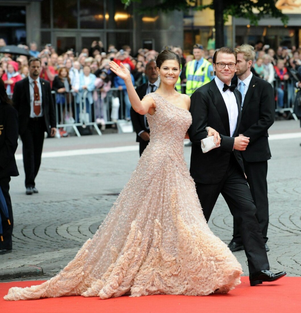 Kronprinsessan Victoria och Daniel förra gången hon bar klänningen, på bröllopskonserten i Stockholms konserthus. Hon bar upp den lika bra då som nu!! Kronprinsessan Victoria och Daniel förra gången hon bar klänningen, på bröllopskonserten i Stockholms konserthus. Hon bar upp den lika bra då som nu!!