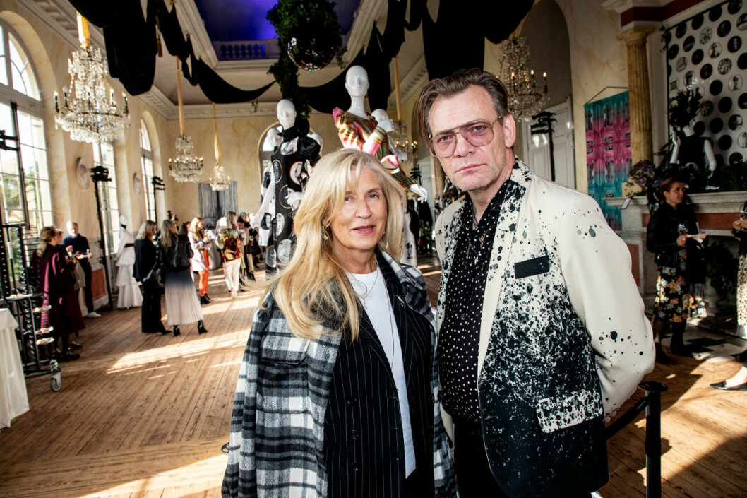Goda vännerna Peter Andersson och Tina Törnqvist, hovstylist, ville se utställning först av alla. Goda vännerna Peter Andersson och Tina Törnqvist, hovstylist, ville se utställning först av alla.