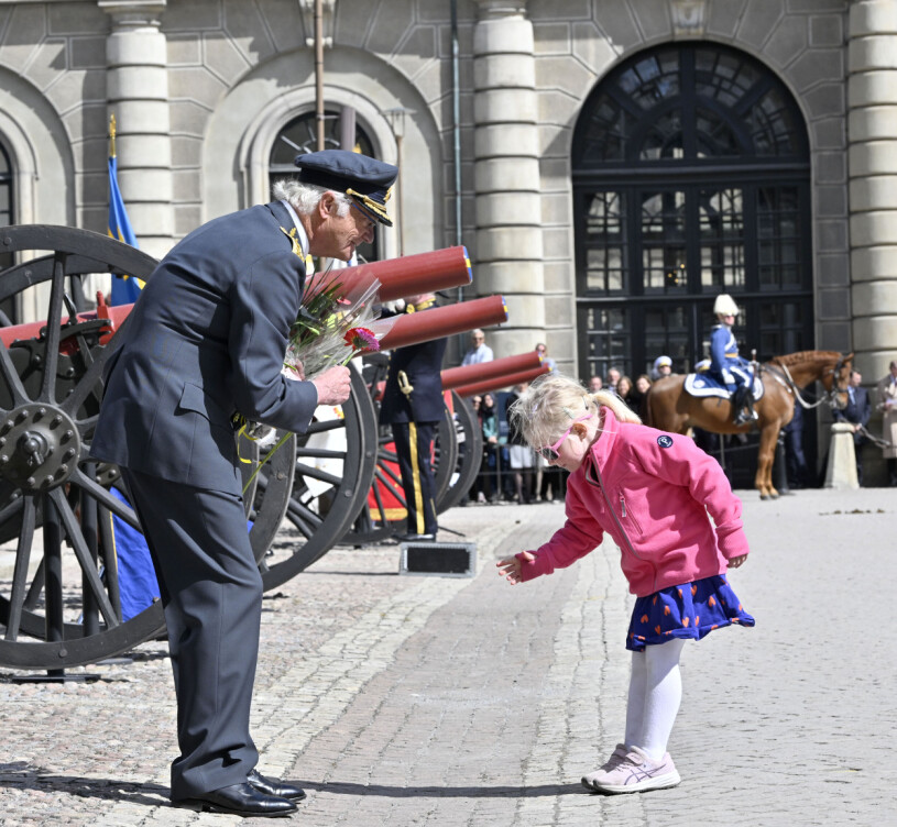 Soligt och fint i Stockholm. Kungen fick bästa födelsedagsvädret! Kungens födelsedag firas på slottet 2022, får blommor av barnen