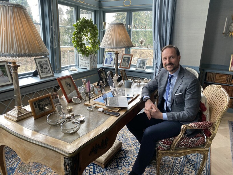Kronprins Haakon vid sin farfars gamla skrivbord. Kronprins Haakon vid skrivbordet på Skaugum
