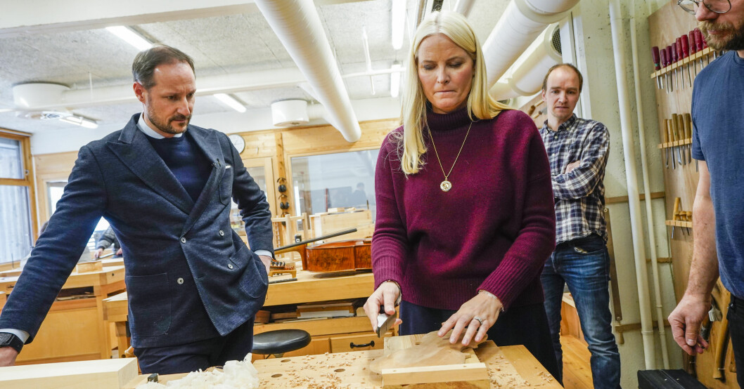 Kronprins Haakon och kronprinsessan Mette-Marit rörde sig ledigt mellan hantverken av trä, silversmide och textilkonst. Kronprins Haakon och Mette-Marit