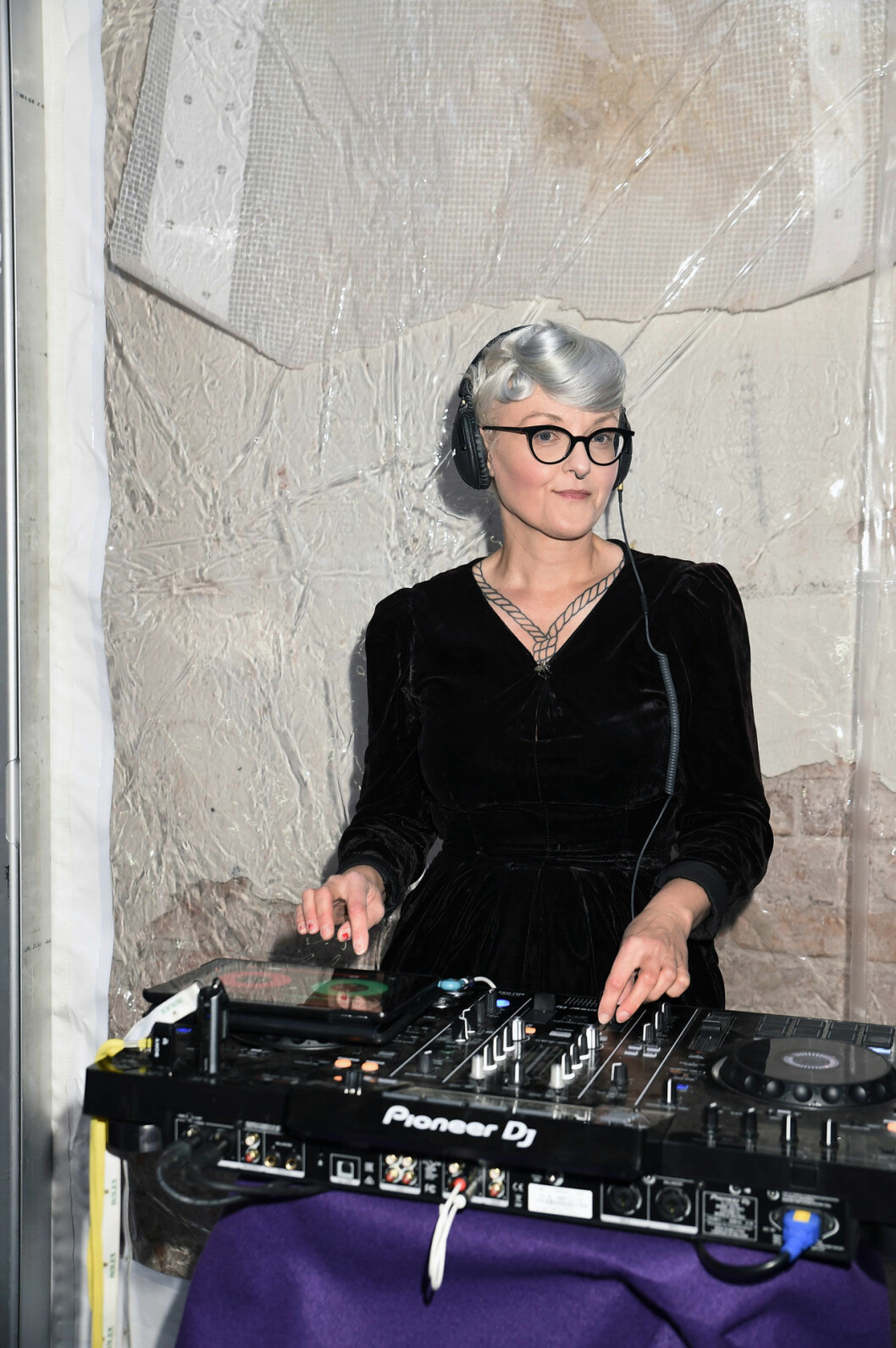 Stylisten och designern Bea Szenfeld skötte dj-båset med den äran. Stylisten och designern Bea Szenfeld skötte dj-båset med den äran.