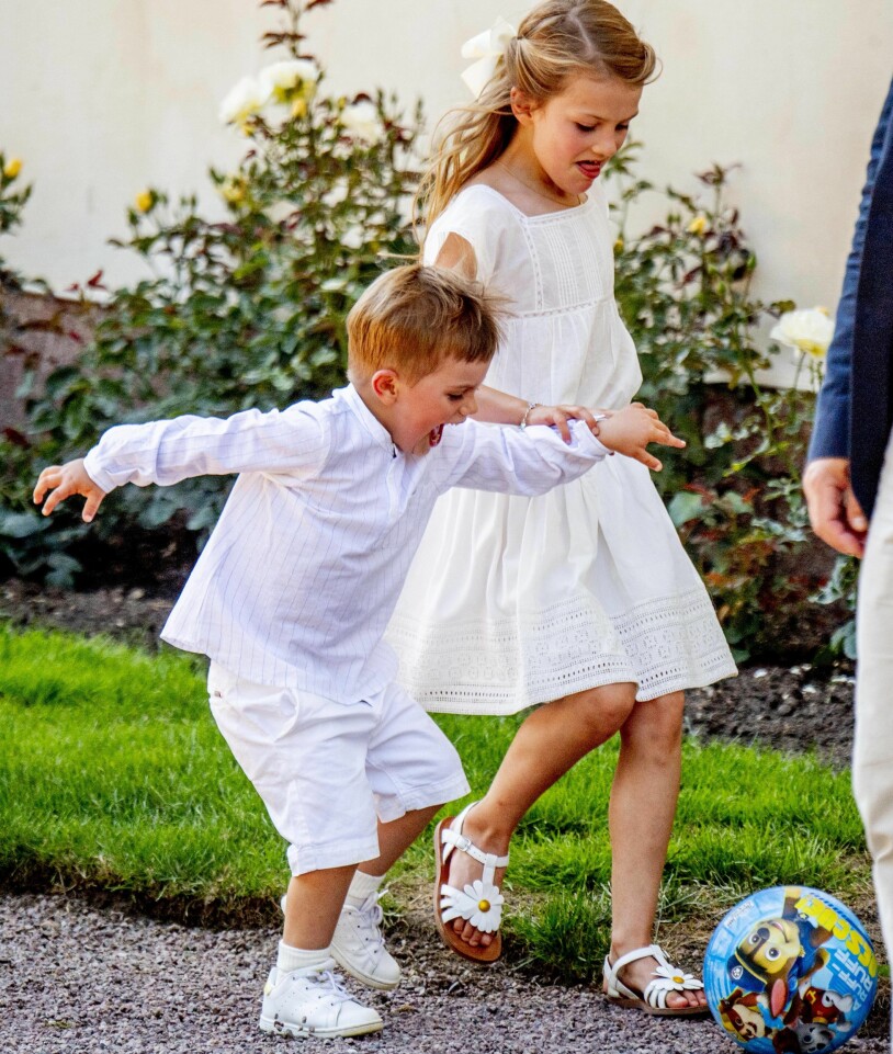 Prins Oscar dribblar runt och Estelle ser ut att få en och annan tackling... Prins Oscar Prinsessan Estelle