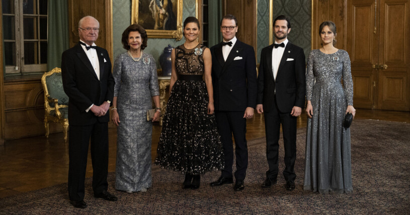 En kunglig trupp redo att välkomna sina gäster! Kung Carl Gustaf, drottning Silvia, kronprinsessan Victoria, prins Daniel, prins Carl Philip och prinsessan Sofia hälsar på gäster till Sverigemiddagen på Stockholms slott
