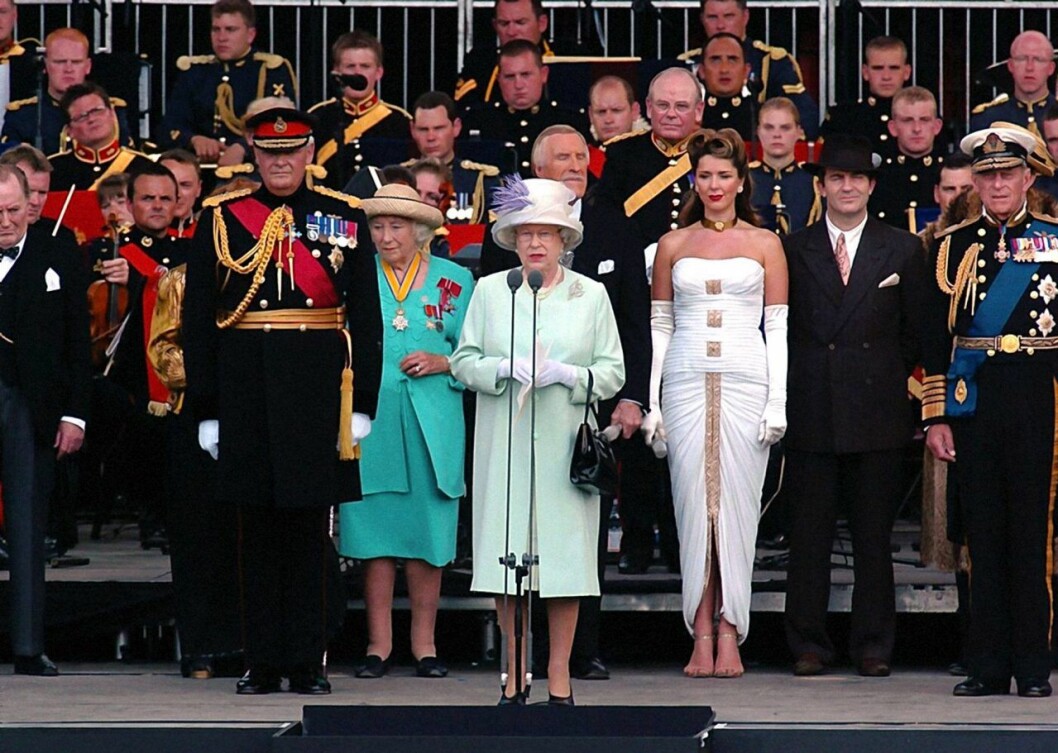Drottning Elizabeth, i mitten, med Vera Lynn i grön klänning till vänster, fotograferade 2005. Drottning Elizabeth, i mitten, med Vera Lynn i grön klänning till vänster, fotograferade 2005.