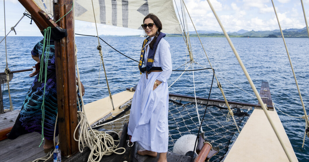 Kronprinsessan Mary ute på fältet i Fiji – här till havs. Kronprinsessan Mary på en båt i Fiji