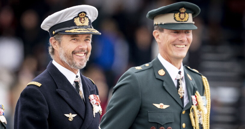 Relationen mellan kronprins Frederik och prins Joachim är inte på topp efter drottning Margrethes besked. Kronprins Frederik och prins Joachim