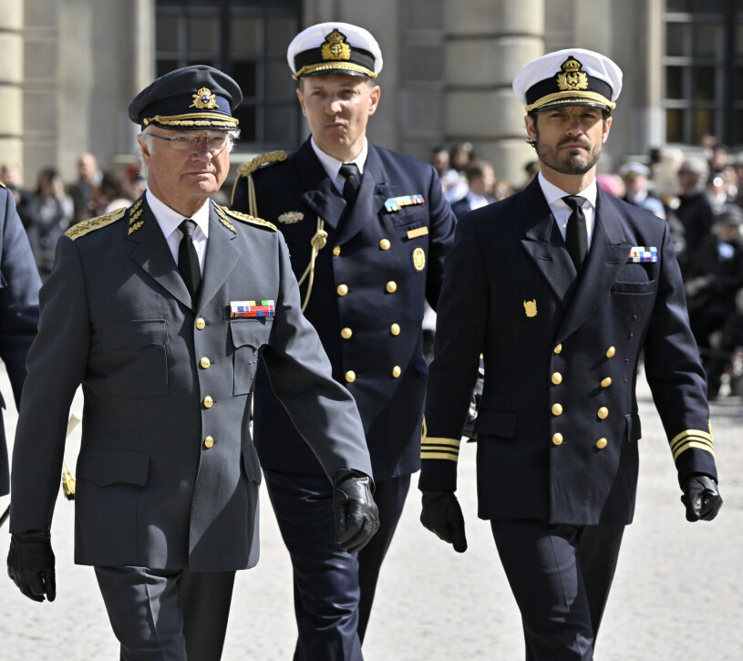Dagens födelsedagsbarn. Till höger prins Carl Philip i sin snygglook: Uniform för Amfibiekåren med majors gradbeteckningar. Kungen 76 år firas på slottet