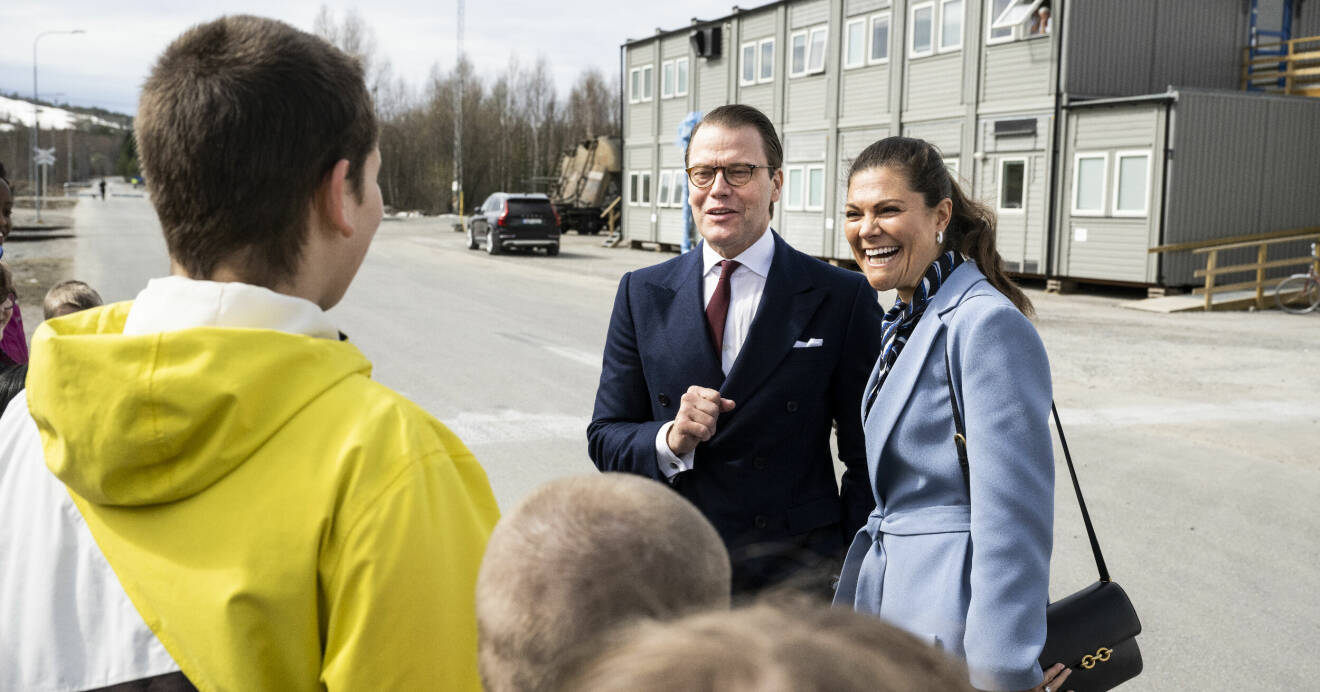 Kronprinsessan Victoria och prins Daniel besöker Polarbröd i Älvsbyn i samband med nyinvigningen av det nya bageriet som byggts upp igen efter att det gamla bageriet brann ner till grunden i augusti 2020