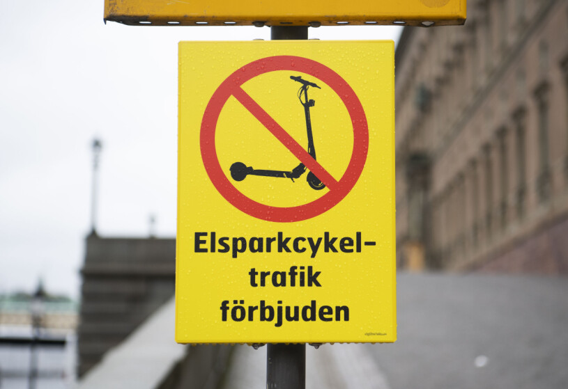 Kungens skylt utanför slottet, där många elsparkcykelåkare i somras fick böter när polisen hade trafikkontroll. Men nu har kungen satt p för åkandet, i alla fall vid Lejonbacken. Kungen Förbud Elsparkcyklar Elsparkcykelåkning slottet Stockholms slott