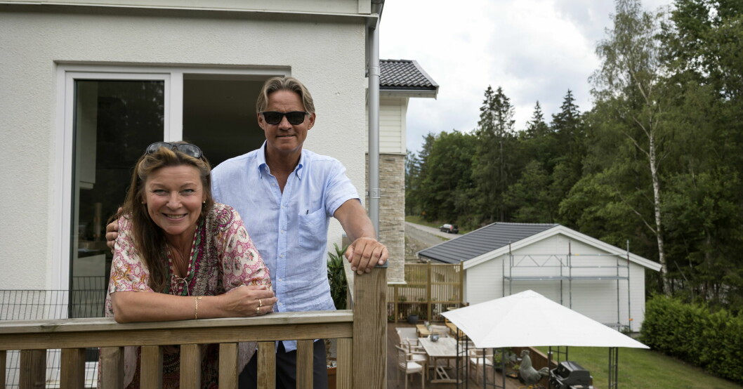 Lotta Engberg och Mikael Sandström i huset i