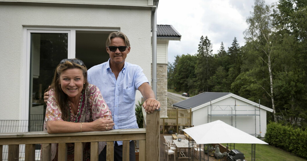 Lotta Engberg och Mikael Sandström utanför deras hus i Mölnlycke. Lotta Engberg och Mikael Sandström i huset i