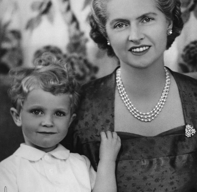 Prinsessan Sibylla, änka vid inte ens 40 fyllda. Kungen som barn med sin mamma prinsessan Sibylla