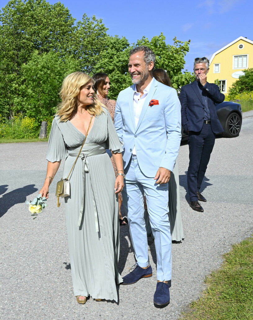 Pernilla och Christian på Jessica Wahlgrens och Magnus Normans bröllop i juni. Pernilla Wahlgren, Christian Bauer Jessica Wahlgren gifter sig med Magnus Norman i Väddö kyrka i Norrtälje kommun