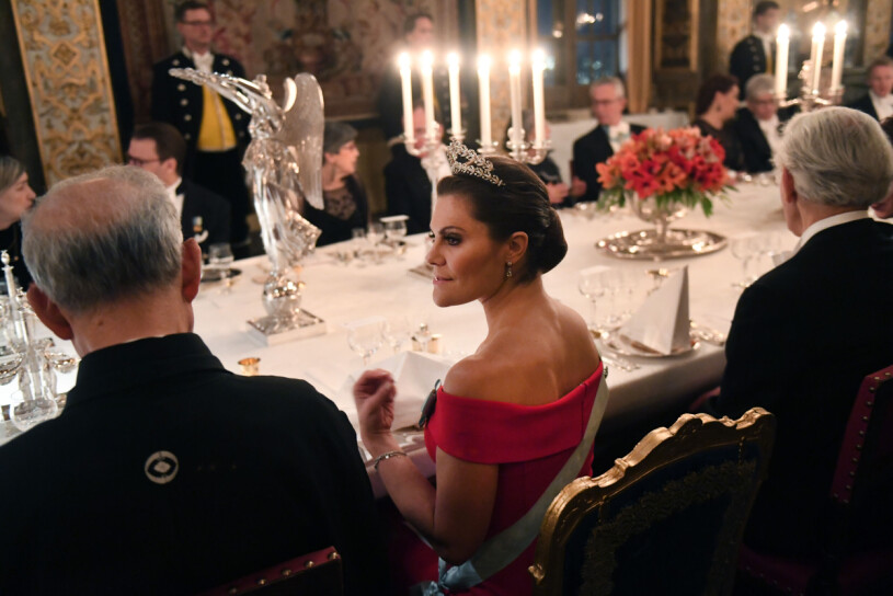 Kronprinsessan Victoria med Tasuku Honjo, pristagare i fysiologi eller medicin, under kungens middag för Nobelpristagarna på Stockholms slott på tisdagskvällen.