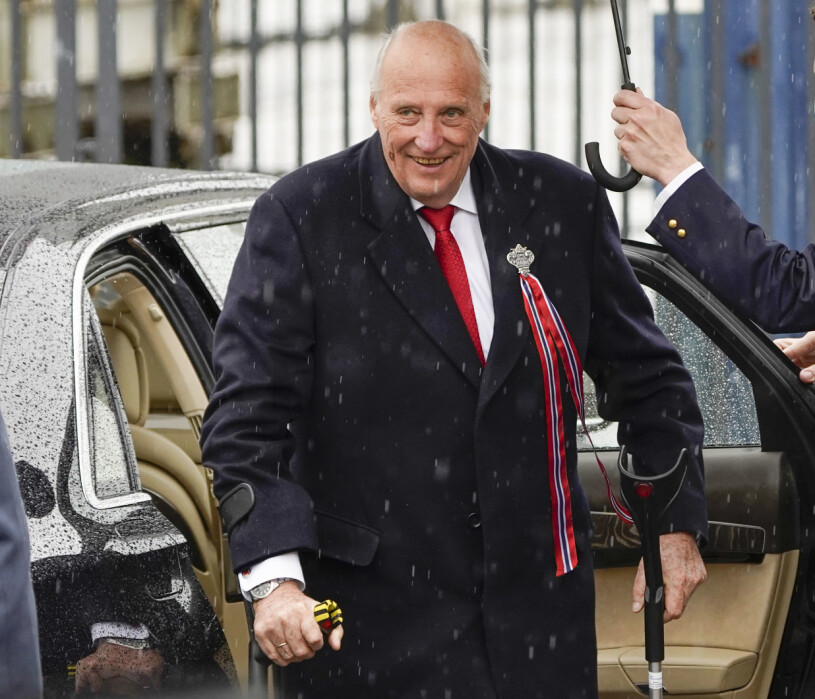 ...men verkar glad ändå! Kung Harald med kryckor