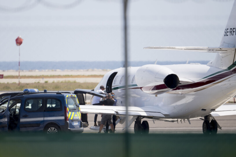 Prins Harry på väg ombord på ett av alla privatplan. Meghan Markle Prins Harry Privatjet
