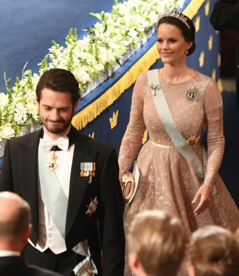 Ida Lanto-klänningen som prinsessan Sofia bär på omslaget till nya numret av Point de Vue. Prinsessan Sofia på Nobel 2017 i puderrosa klänning från Ida Lanto