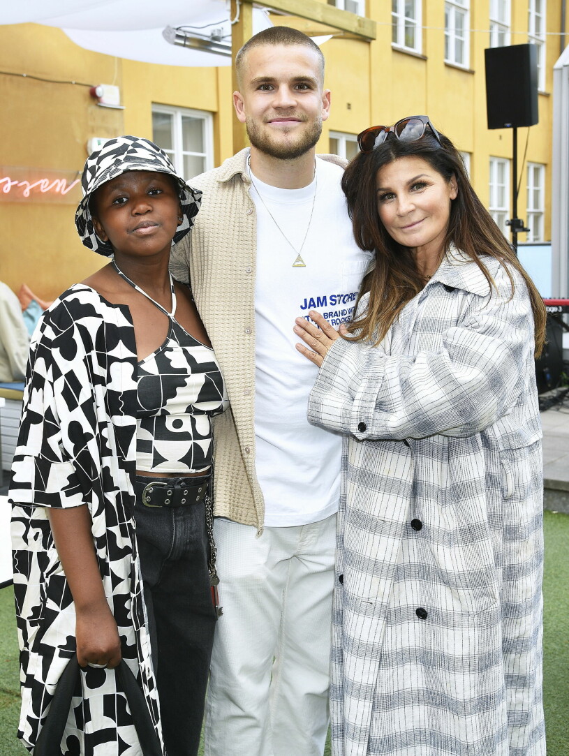 Carola är en fantastiskt kärleksfull mamma. Zoe Häggkvist, Amadeus Sögaard, Carola Häggkvist Amadeus Sögaards releaseparty för ny låt. Ljunggrens Terrass, Stockholm 2022