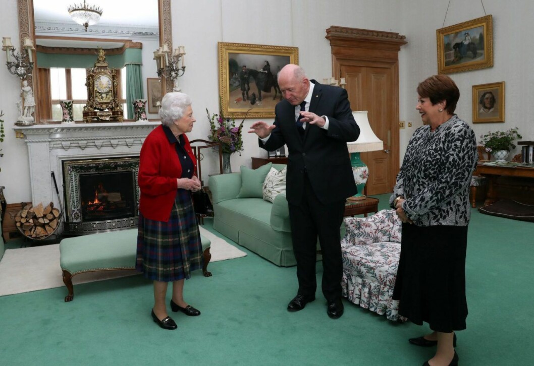 Elizabeth med Sir Peter Cosgrove. Elizabeth med Sir Peter Cosgrove.