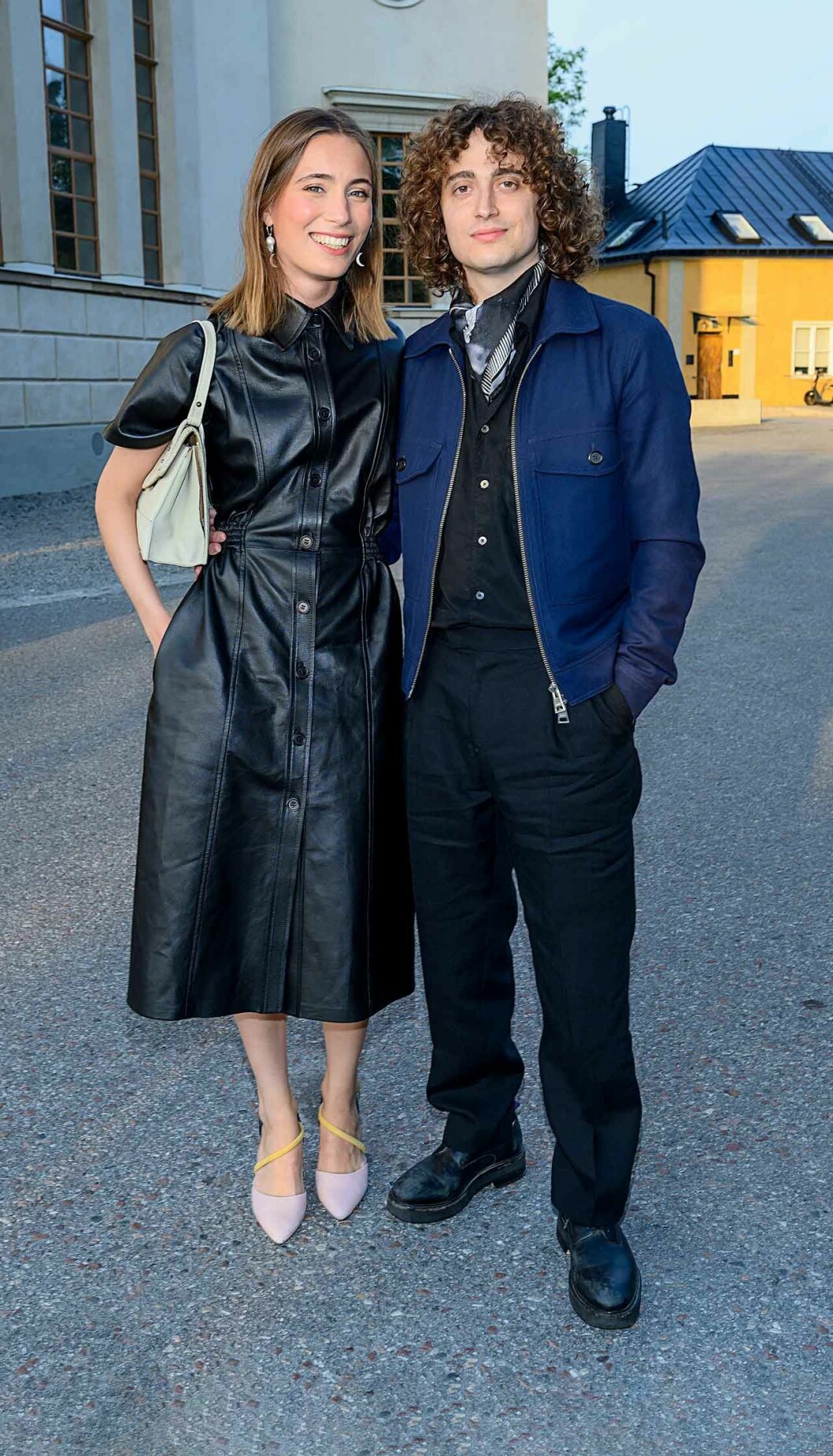 Jacob Mühlrad, ”en av världens mest lovande kompositörer”, med Filippa Fuxe i klänning från & Other Stories och skor från Rodebjer.