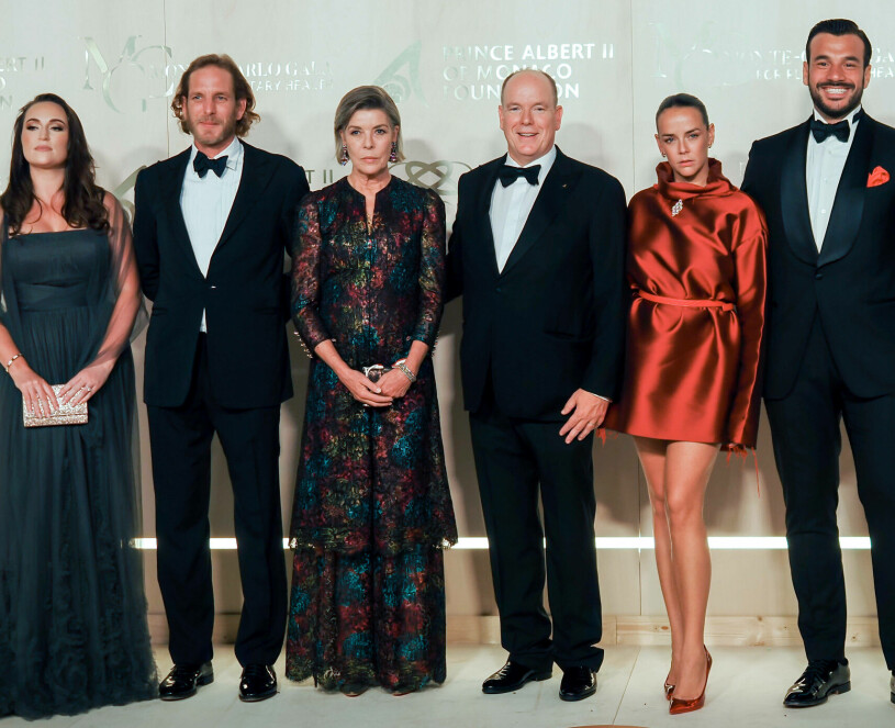 Furst Albert med sn syster prinsessan Caroline och hennes son Andrea Casiraghi. Till höger glänser prinsessan Stéphanies dotter Pauline Ducruet i rött. Monacos furstefamilj