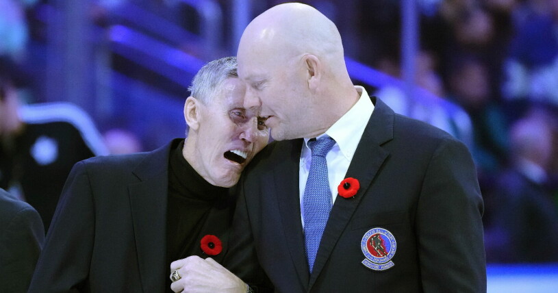 Börje Salming, lutad mot vännen Mats Sundin. Börje Salming i Toronto