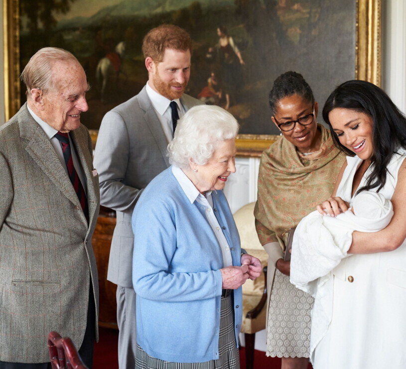 Drottning Elizabeth har knappt sett Archie live sedan han var nyfödd och presenterades för sin gammelfarmor och gammelfarfar prins Philip vid den här familjeträffen på Windsor Castle. Drottning Elizabeth Prins Philip Prins Harry Meghans mamma Doria Ragland Meghan Markle Archie Windsor-Mountbatten