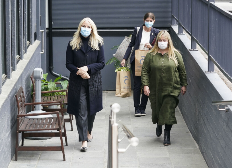 På väg hem igen. Hovdamen bär kassarna med presenter. Kronprinsessan Mette-Marit vid besöket på Aurora Verksted Tillbaka på kungligt uppdrag