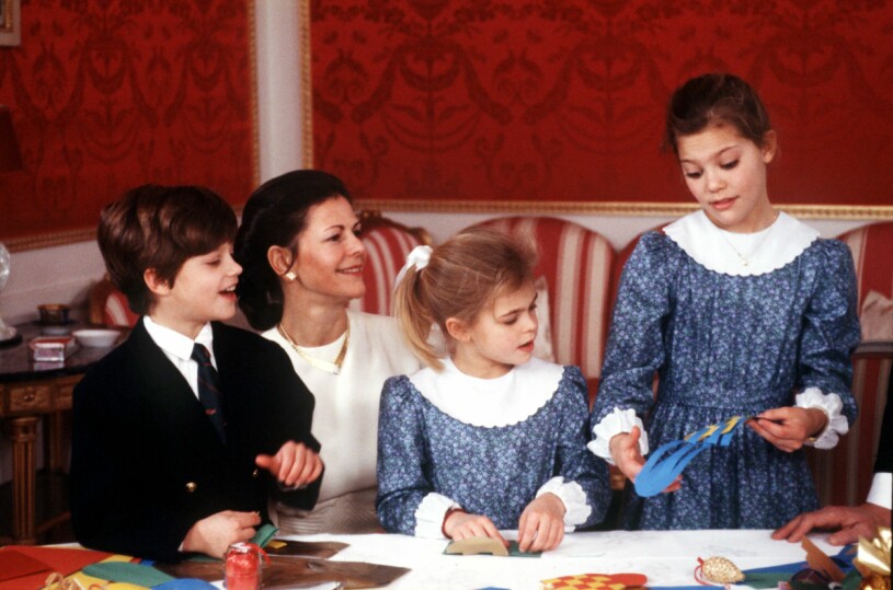 Svenska kungafamiljen - julfotografering Bilden: Kronprinsessan Victoria, prinsessan Madeleine, prins Carl Philip, drottning Silvia