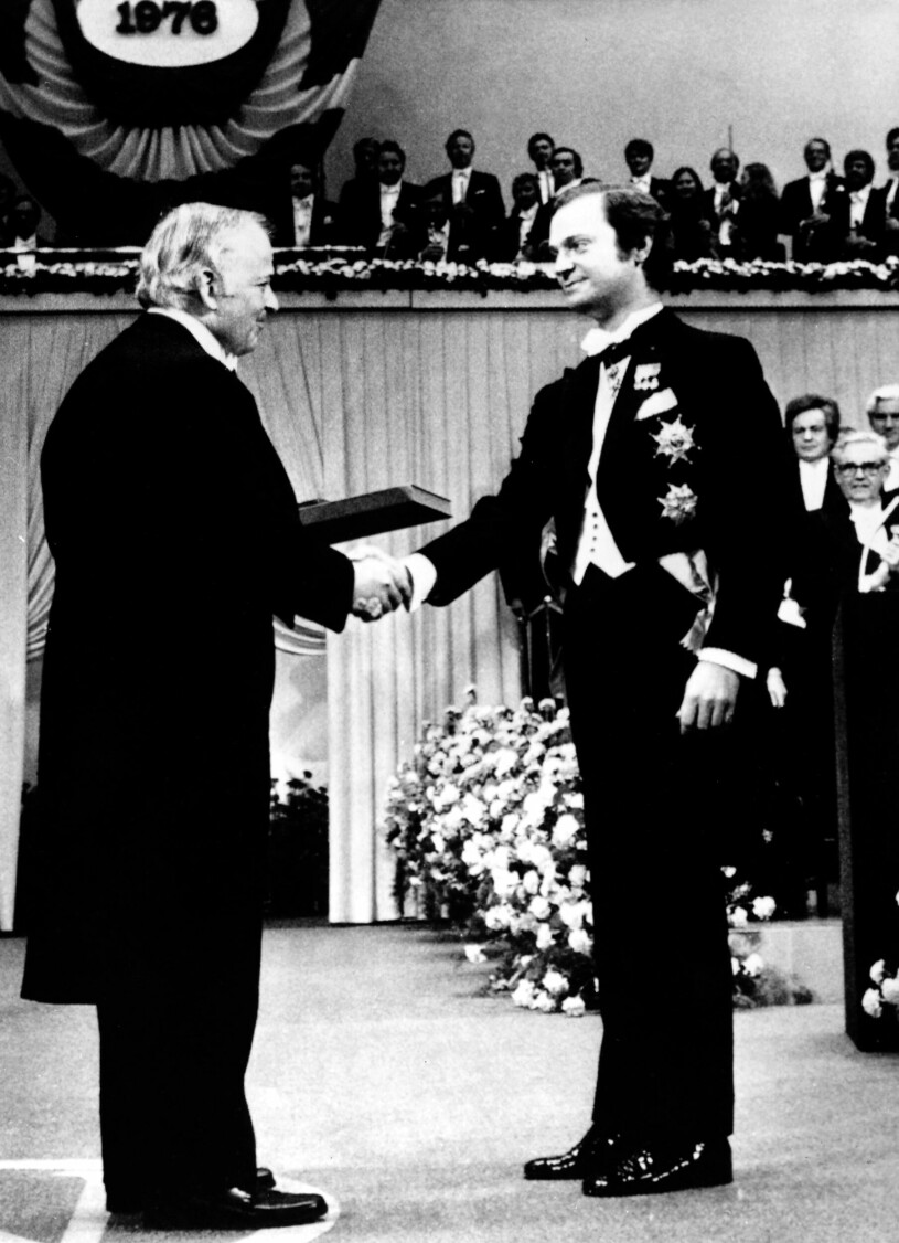 Kung Carl XVI Gustaf tilldelar Burton Richter Nobelpriset i fysik 1976. Burton Richter tar emot Nobelpriset i fysik av kung Carl XVI Gustaf 1976