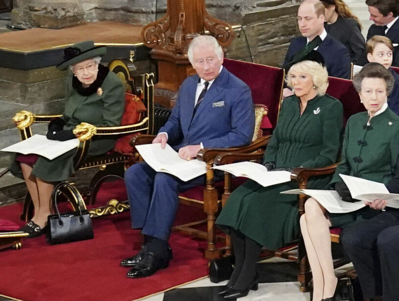 Elizabeth, Camilla och prinsessan Anne, alla tre i nyansen Edinburgh-grönt – eftersom prins Philip var hertig av just Edinburgh. Drottning Elizabeth Prins Charles med sin fru Camilla samt prinsessan Anne vid minnesceremonin för prins Philip