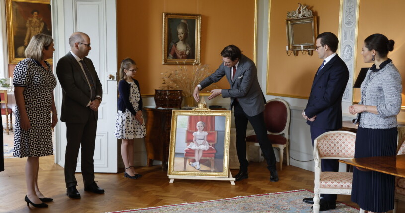 Victoria och Daniel är givetvis fantastiskt stolta föräldrar! Kronprinsessan Victoria, prins Daniel och prinsessan Estelle avtäcker ett porträtt av sig själv på Linköpings slott. På toppen av ramen sitter Oscar II:s prinskrona. Med på bilden är också landshövding Carl Fredrik Graf, fru Anette Graf och Anders Zander. Tavlan är en oljemålning målad på Haga 2015 och tavelramen är från Paris från 1700-talet. Kronprinsessparet och Estelle är på ett endagsbesök i Östergötland.