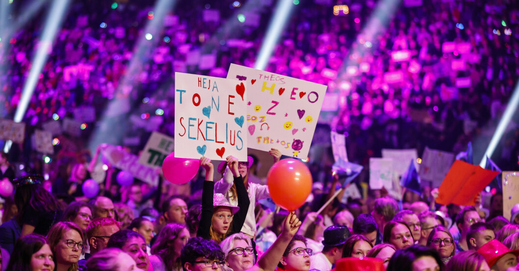 Publik med skyltar med namnet på artisten Tone Sekelius inför lördagskvällens final i Melodifestivalen i Friends Arena.