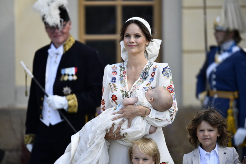 Är inte prins Alexander lite lik drottning Silvia? Prinsessan Sofia strålade i en blommig klänning