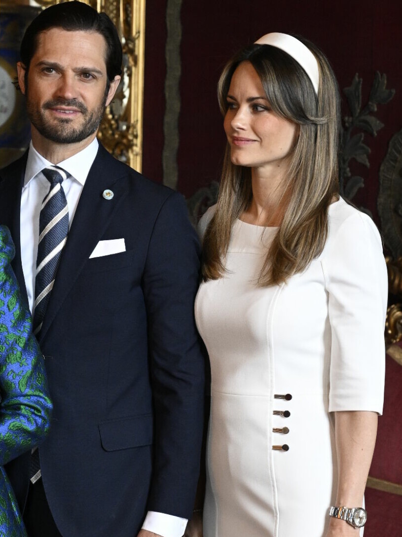 Prinsessan Sofia i dagens kungliga outfit från Boss. 1960-talsinspirerad – och Finlandsvit förstås. Prinsessan Sofia och prins Carl Philip under statsbesöket från Finland 2022