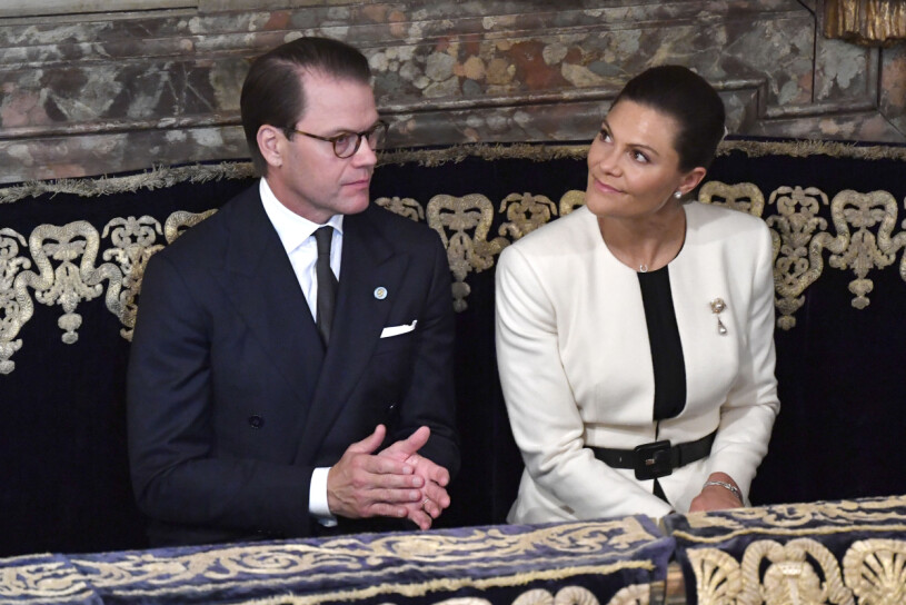 Kronprinsessparet på hedersplats, i en annars helt tom rad. Kungaläktaren Storkyrkan Victoria Daniel Riksmötet 2021