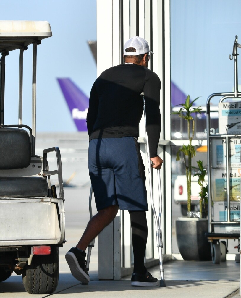 Tiger Woods går på kryckor