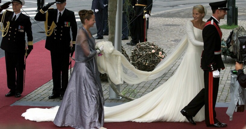 Linda Tånevik (bakom kronprinsessan Mette-Marit) var brudtärna på bröllopet. Linda Tånevik och kronprinsessan Mette-Marit