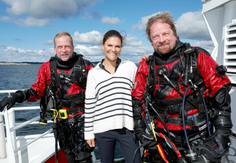 Kronprinsessan Victoria med Patrik Höglund och Jim Hansson, marinarkeologer på Vrak.
