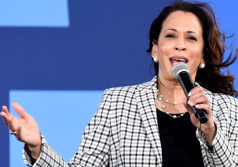 Kamala Harris håller tal