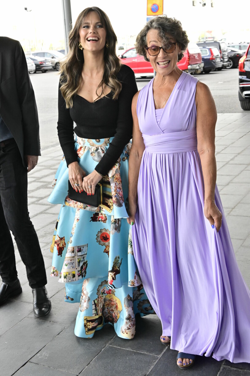 Prinsessan Sofia snyggt färgmatchad med Funkisfestivalens verksamhetsledare Ann Epstein. Prinsessan Sofia med Funkisfestivalens verksamhetsledare Ann Epstein på Funkisfestivalen 2022
