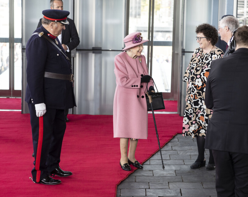 Drottning Elizabeth har nu setts med käpp på två stora publika sammanhang. Drottning Elizabeth