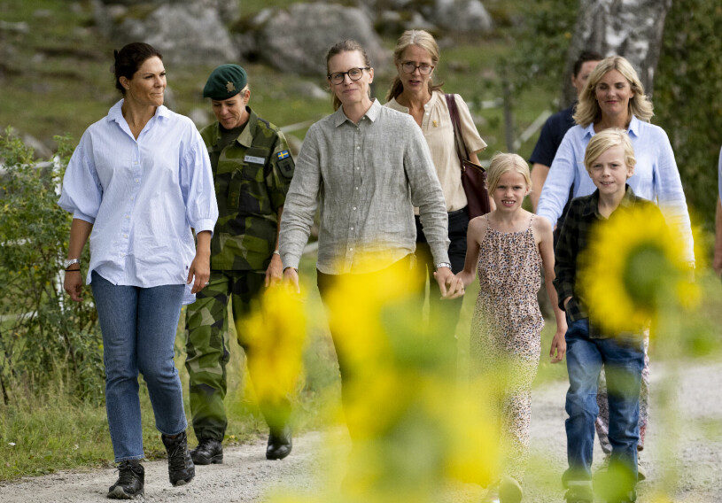 Kronprinsessan på besök hos spannmålsbonden Louise Gårdenborg och hennes familj. Kronprinsessan Victoria med spannmålsbonden Louise Gårdenborg i Heby