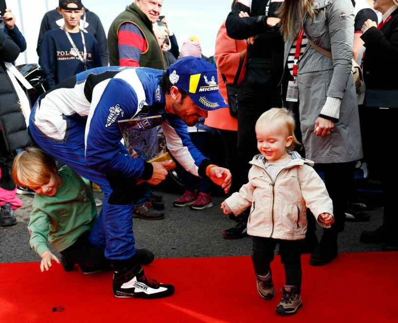 Tre busiga prinsar på röda mattan! Här fick vi se prins Julian gå för första gången. Prins Carl Philip, prins Julian och prins Gabriel i Mantorp Park i samband med Porsche Carrera Cup