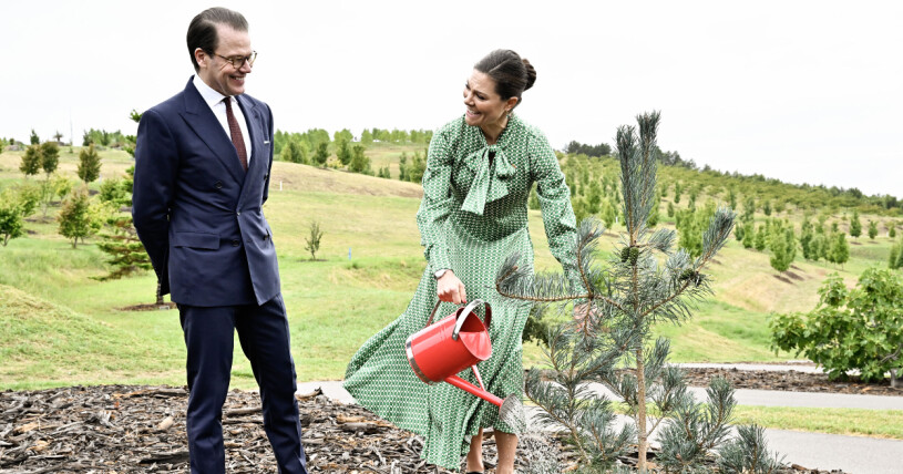 Kronprinsessan Victoria och prins Daniel besök vid nationella arboretet (National Arboretum) i Canberra. Kronprinsessparet planterar ett träd till minne av besöket i Australien. Prins Daniel och kronprinsessan Victoria i Canberra