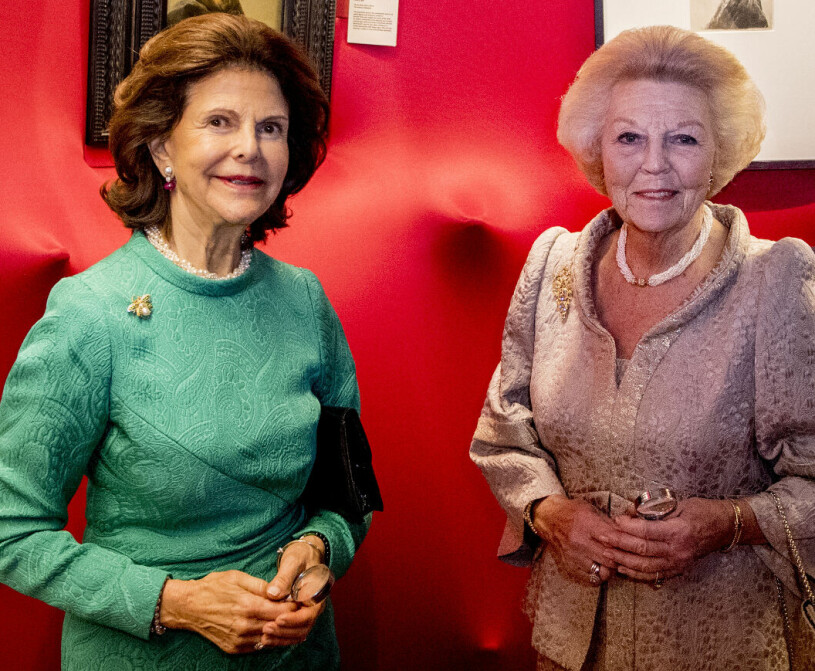 Silvia och Beatrix på konstrunda för några år sedan. Drottning Silvia och prinsessan Beatrix, Nederländernas tidigare drottning